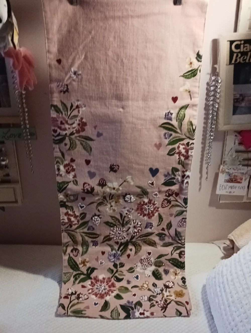 Gorgeous! Floral 💐& Hearts ❤️ Embroidered Pink Table Runner *New*